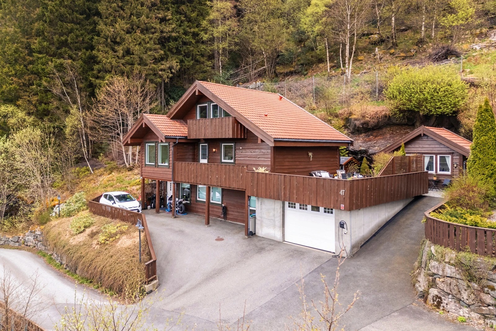 Innkjørsel. Egen overbygd inngang i nederste etasje.